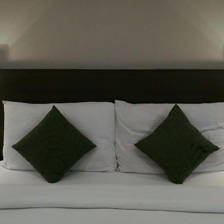 Hide Away Suites Noida Exteriör bild