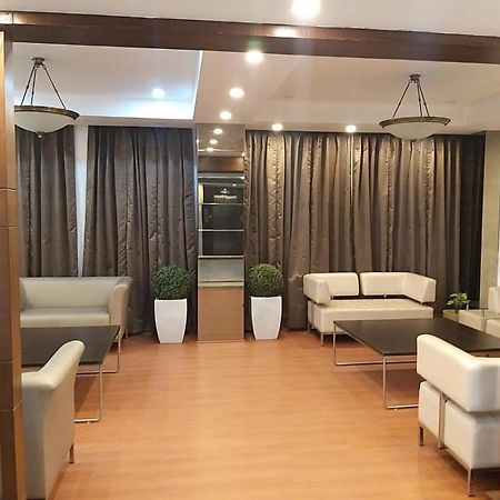 Hide Away Suites Noida Exteriör bild