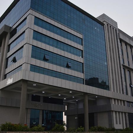 Hide Away Suites Noida Exteriör bild