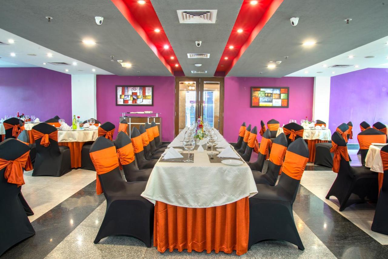 Hide Away Suites Noida Exteriör bild