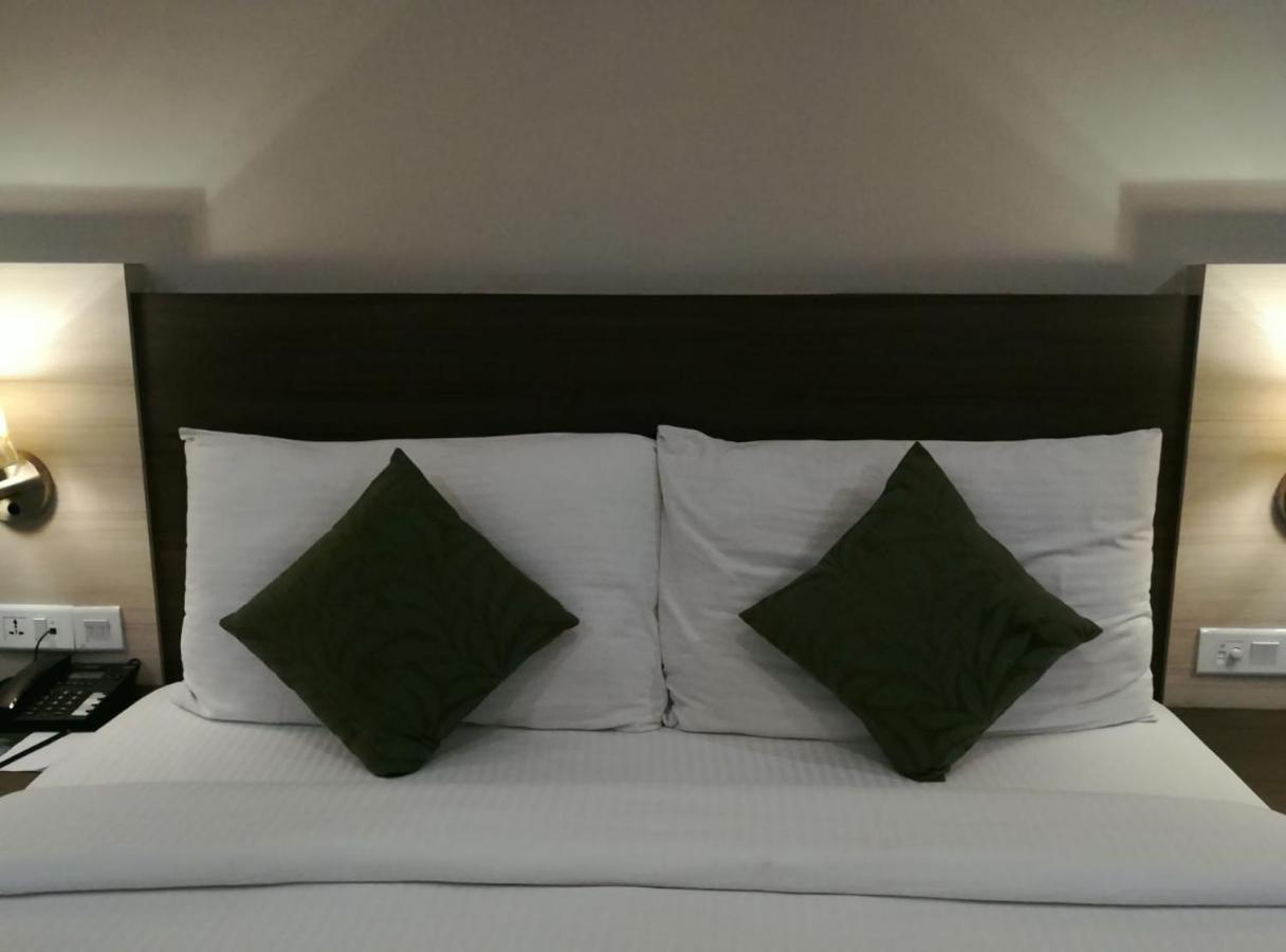Hide Away Suites Noida Exteriör bild