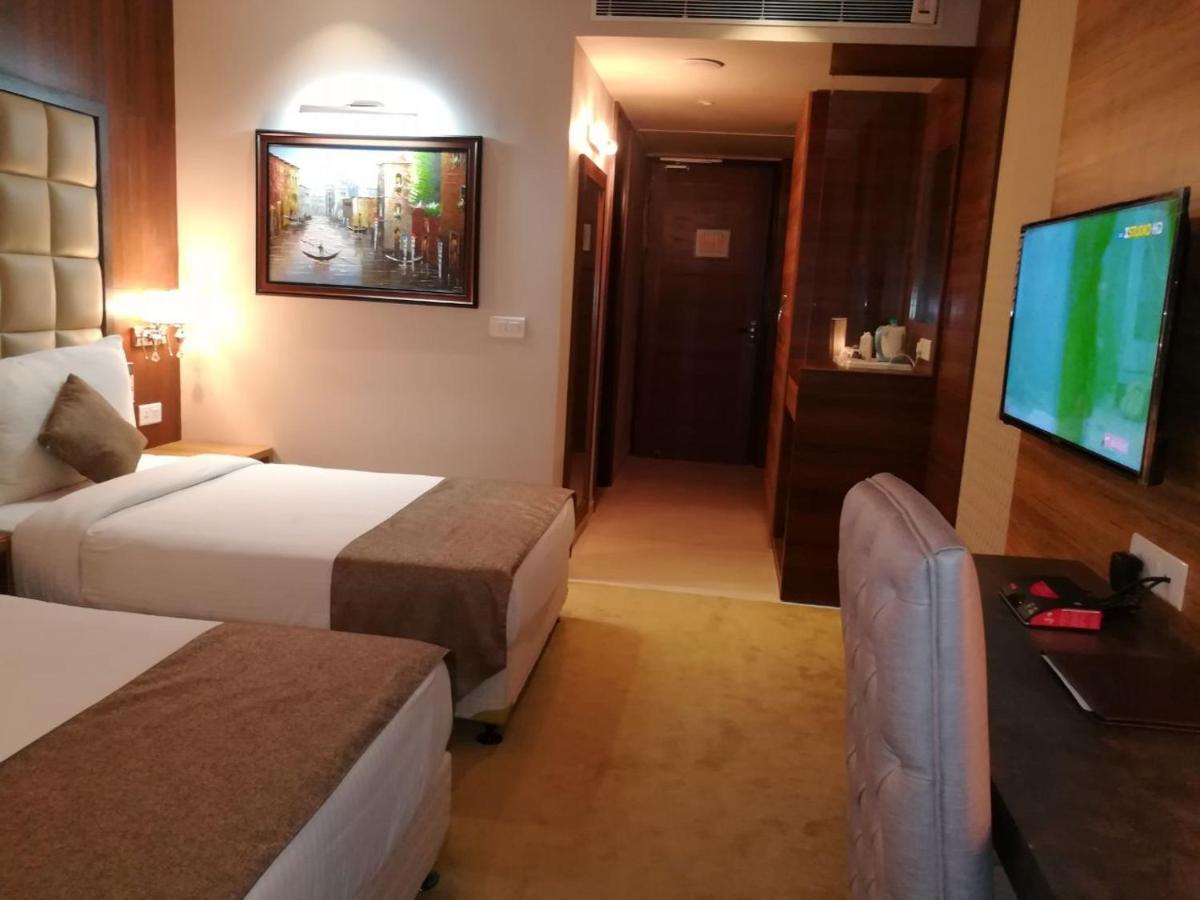 Hide Away Suites Noida Exteriör bild