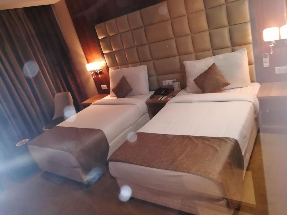 Hide Away Suites Noida Exteriör bild