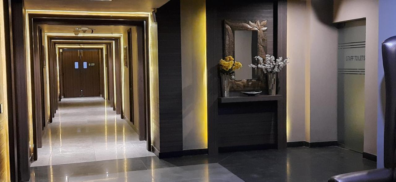 Hide Away Suites Noida Exteriör bild