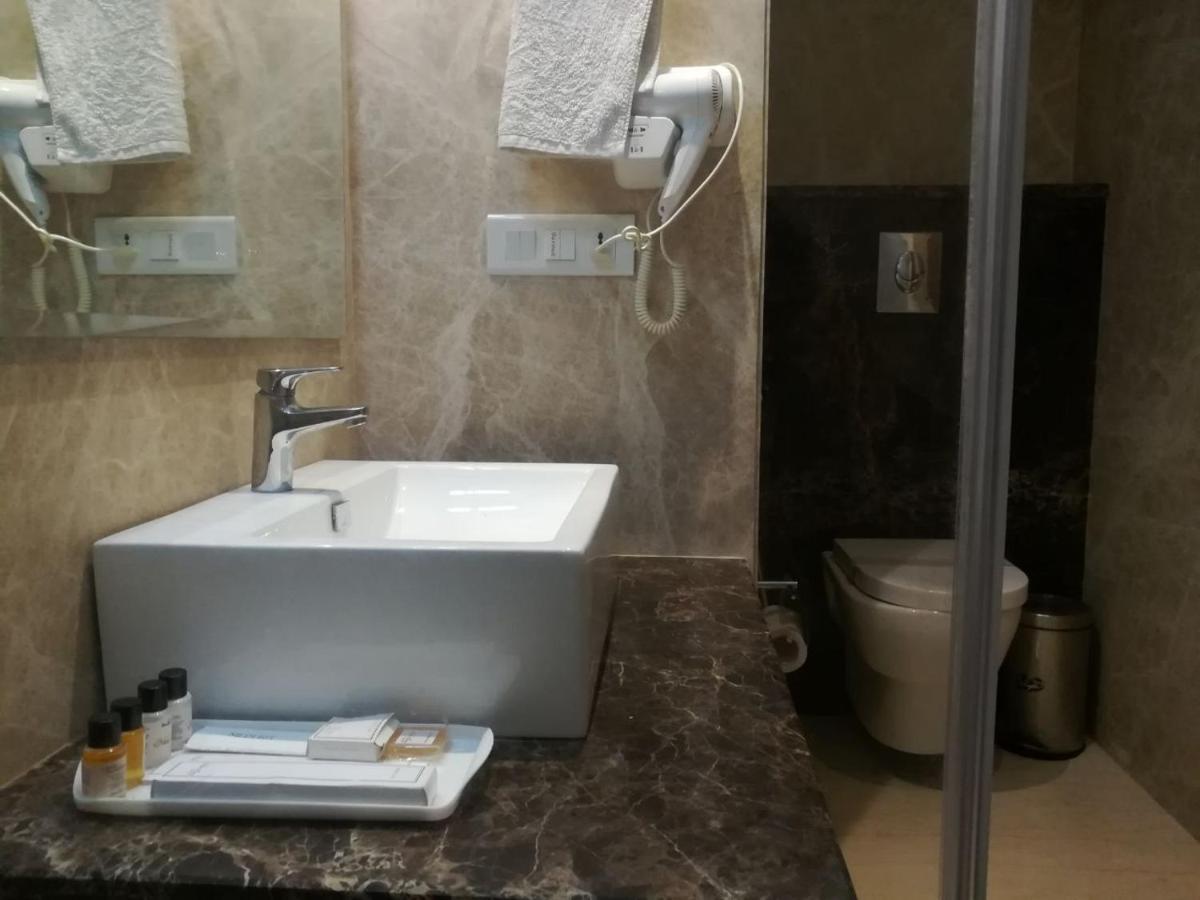 Hide Away Suites Noida Exteriör bild