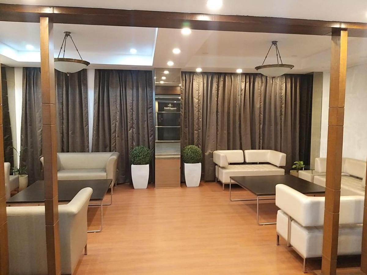 Hide Away Suites Noida Exteriör bild