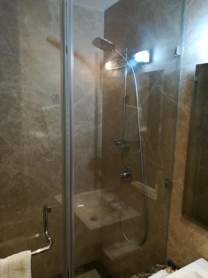 Hide Away Suites Noida Exteriör bild