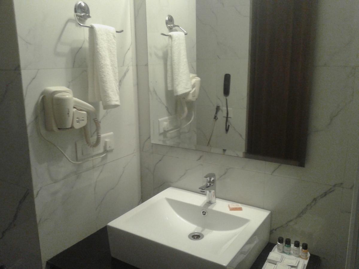 Hide Away Suites Noida Exteriör bild