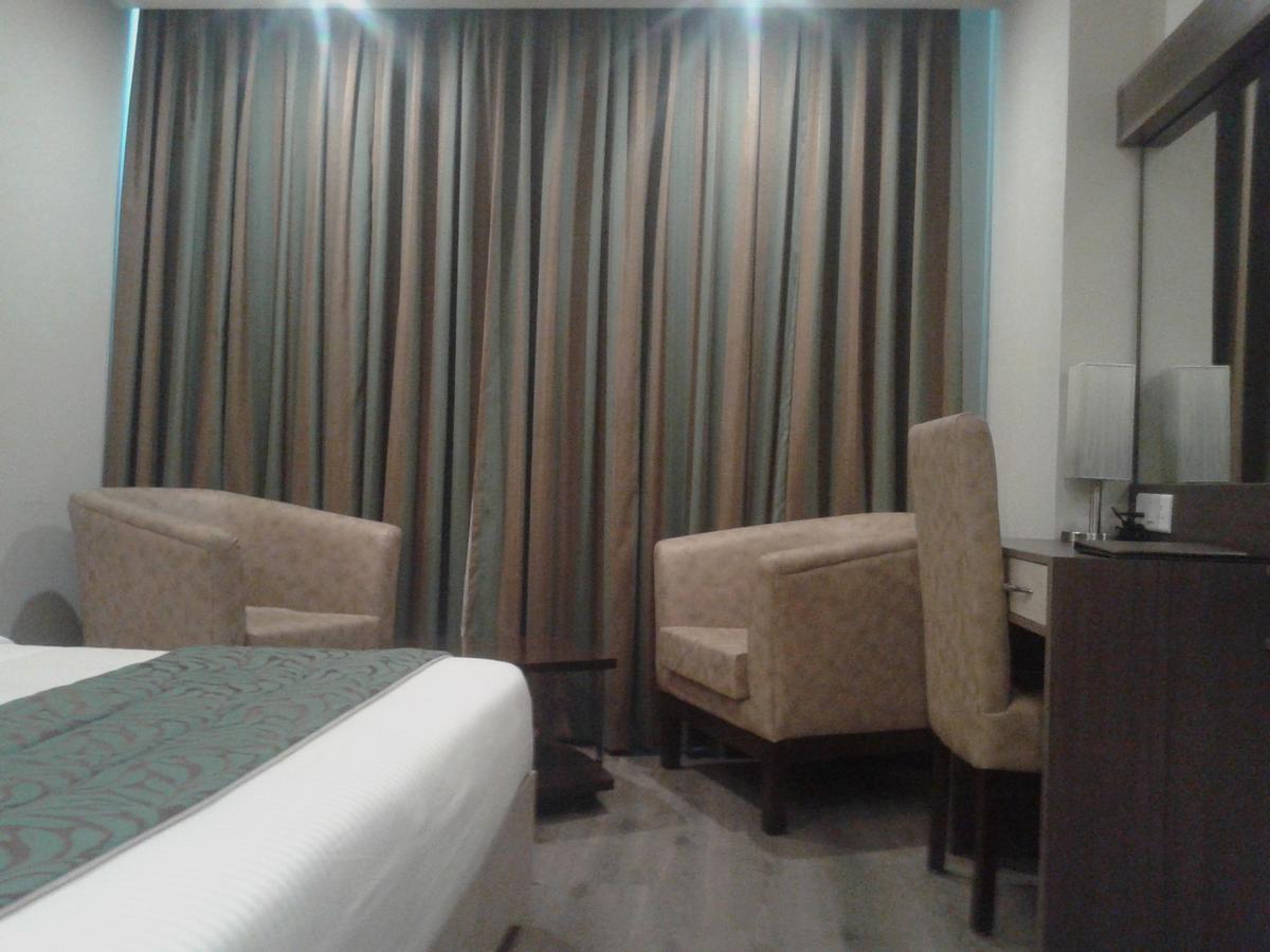 Hide Away Suites Noida Exteriör bild