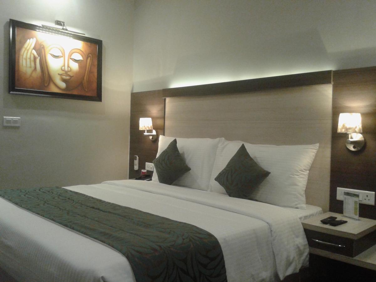 Hide Away Suites Noida Exteriör bild