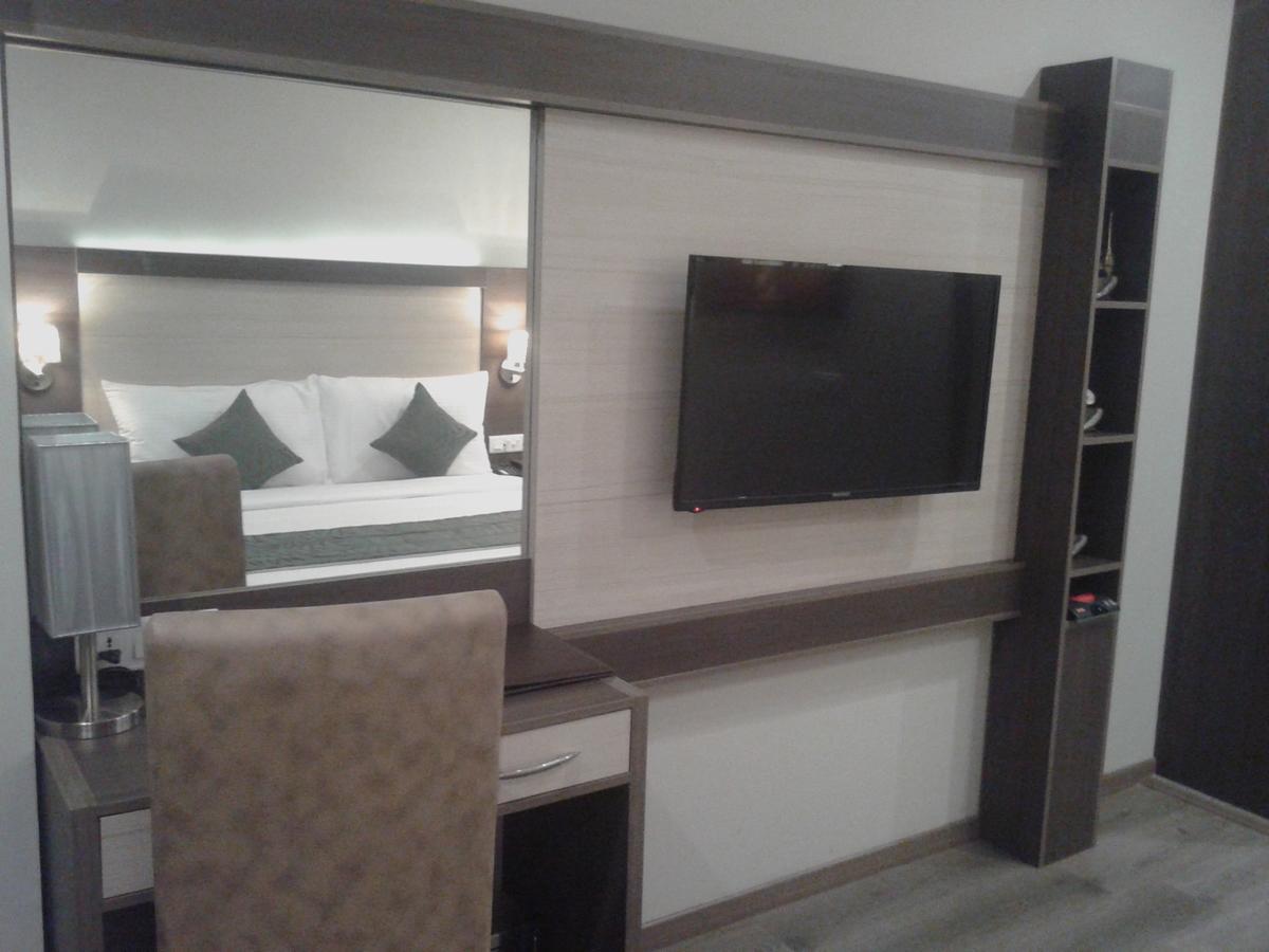 Hide Away Suites Noida Exteriör bild