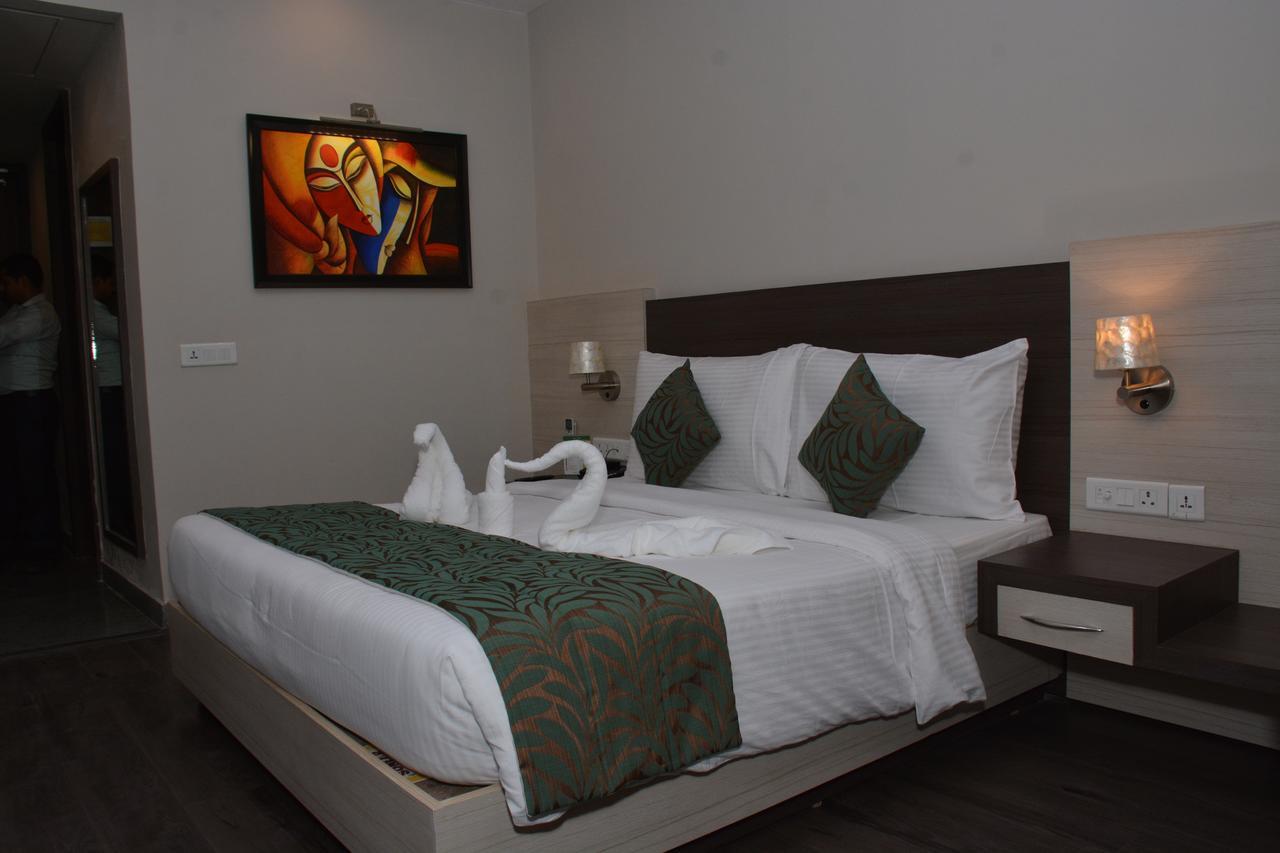 Hide Away Suites Noida Exteriör bild