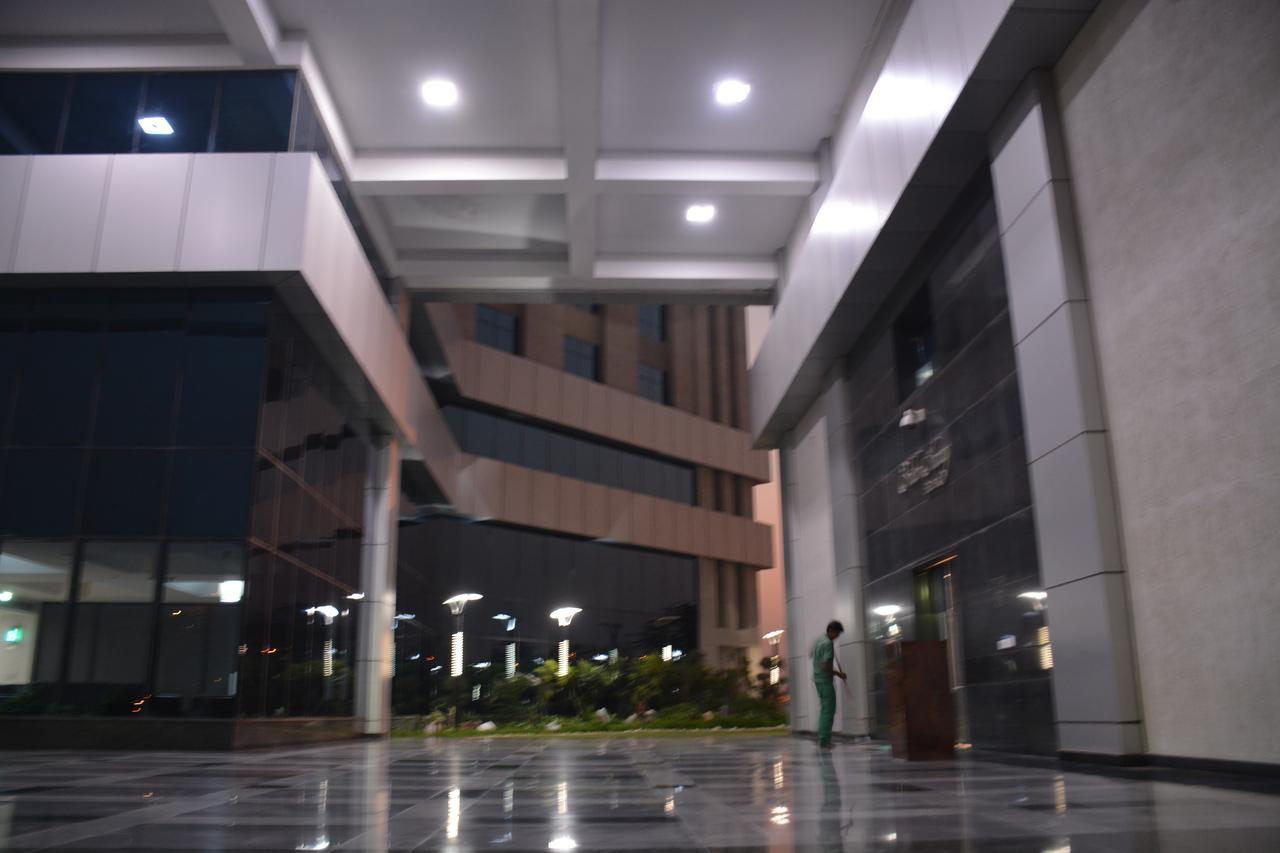 Hide Away Suites Noida Exteriör bild