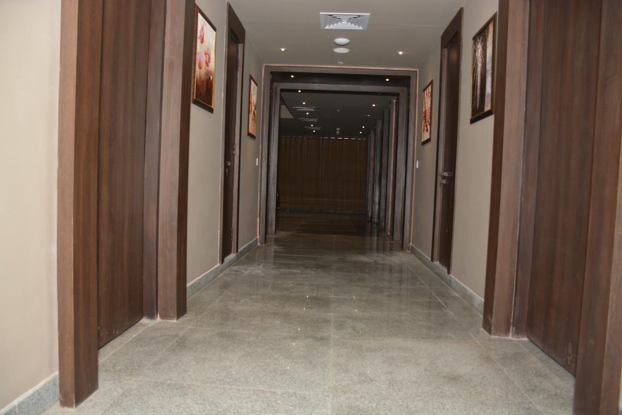 Hide Away Suites Noida Exteriör bild