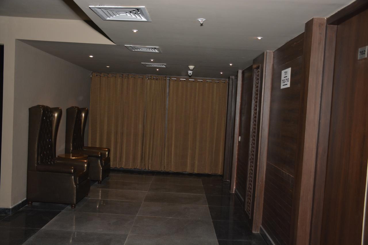 Hide Away Suites Noida Exteriör bild