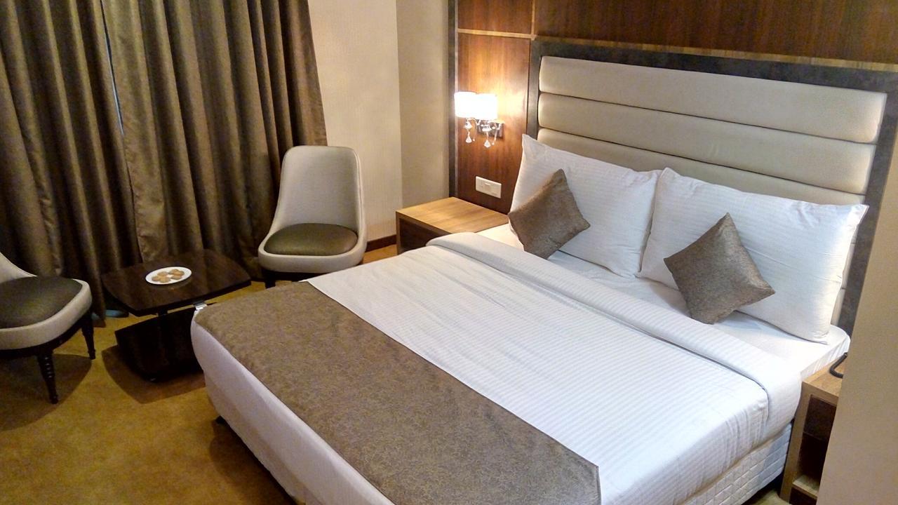 Hide Away Suites Noida Exteriör bild