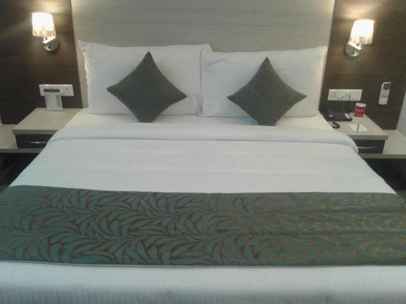 Hide Away Suites Noida Exteriör bild