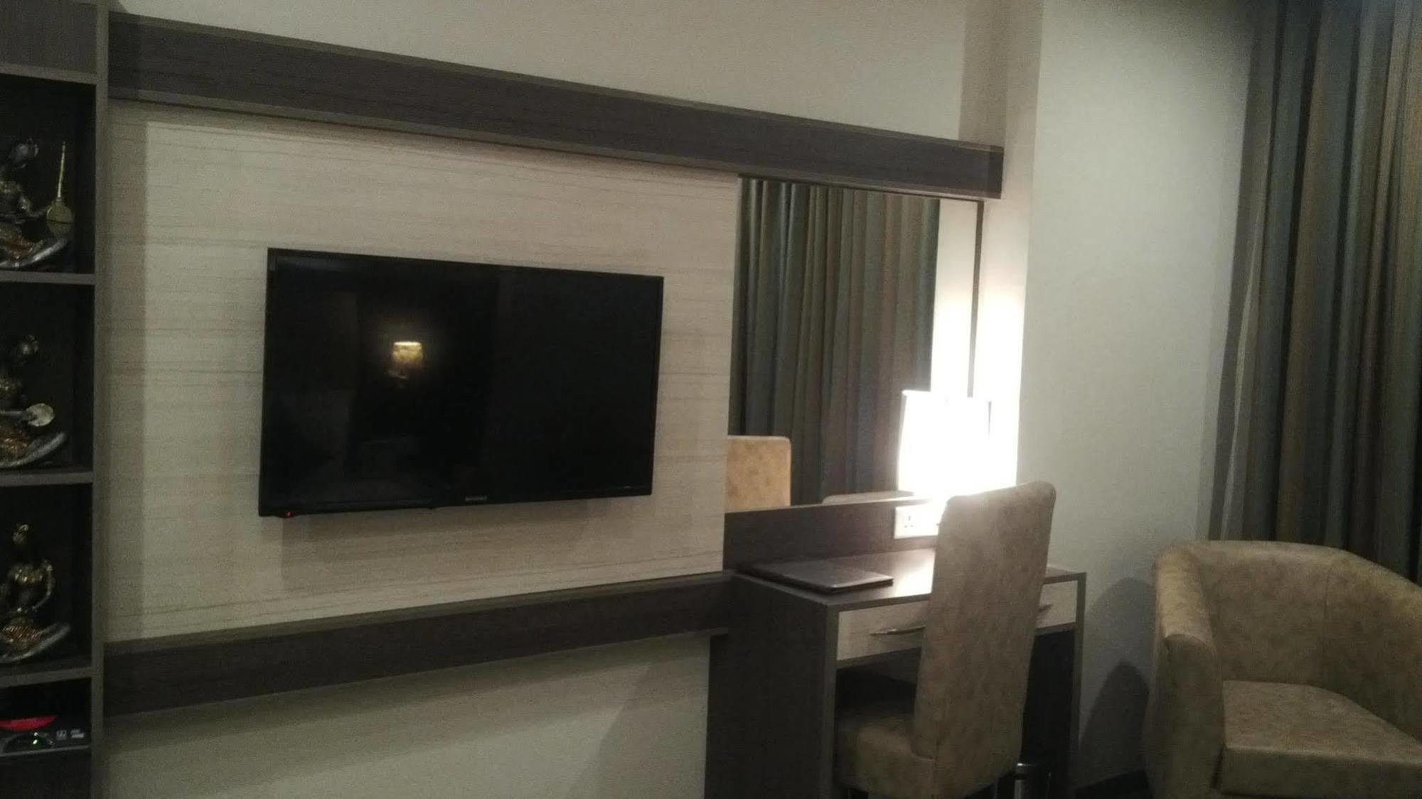 Hide Away Suites Noida Exteriör bild