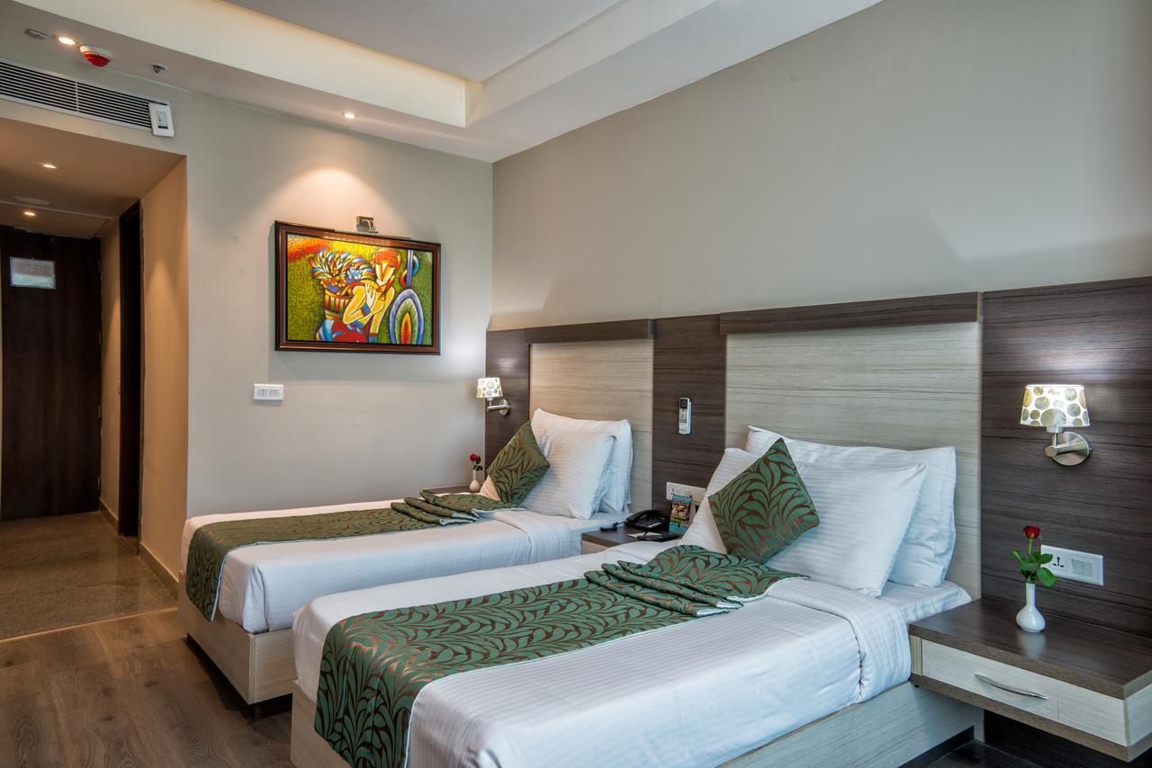 Hide Away Suites Noida Exteriör bild