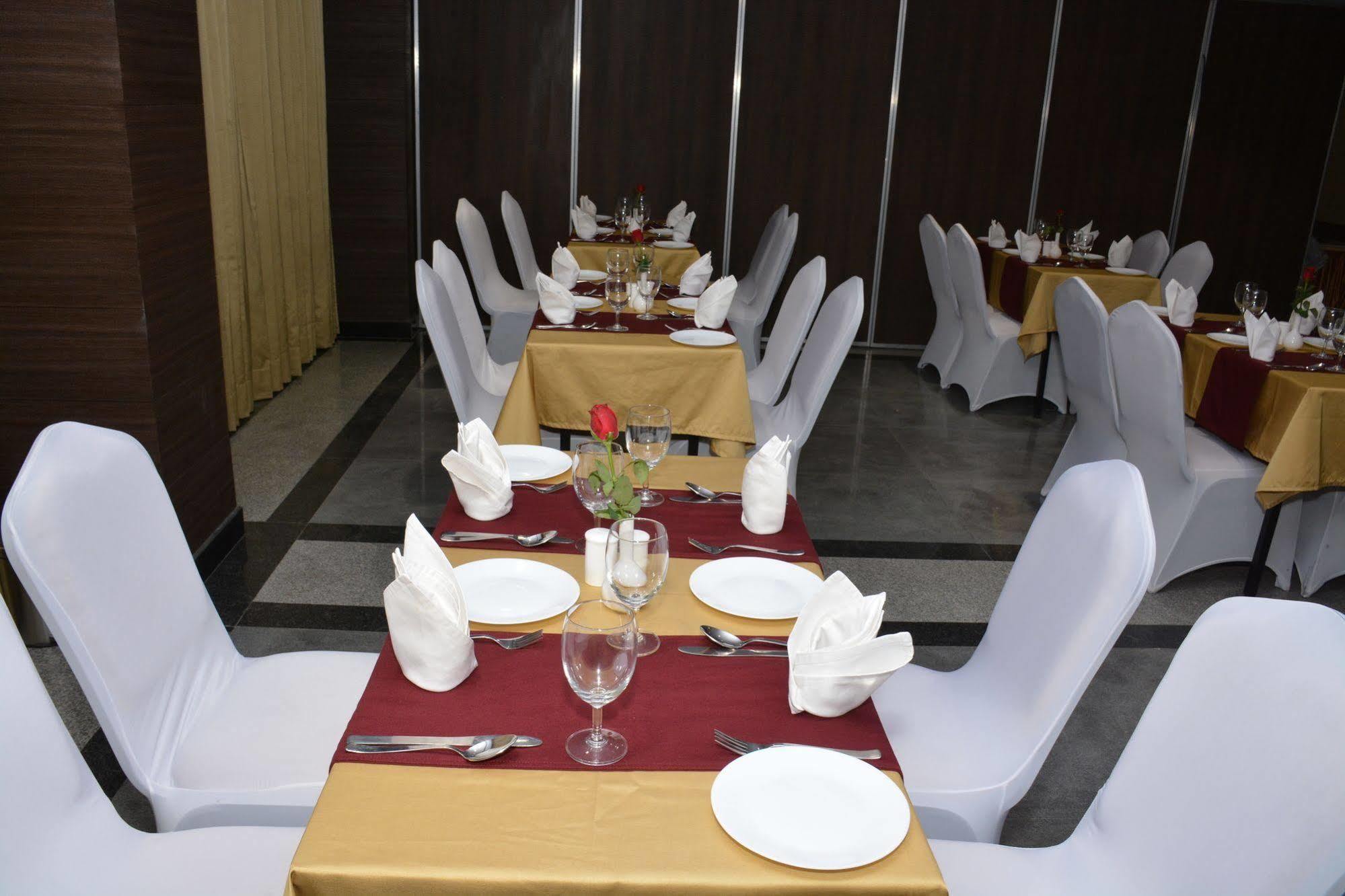 Hide Away Suites Noida Exteriör bild