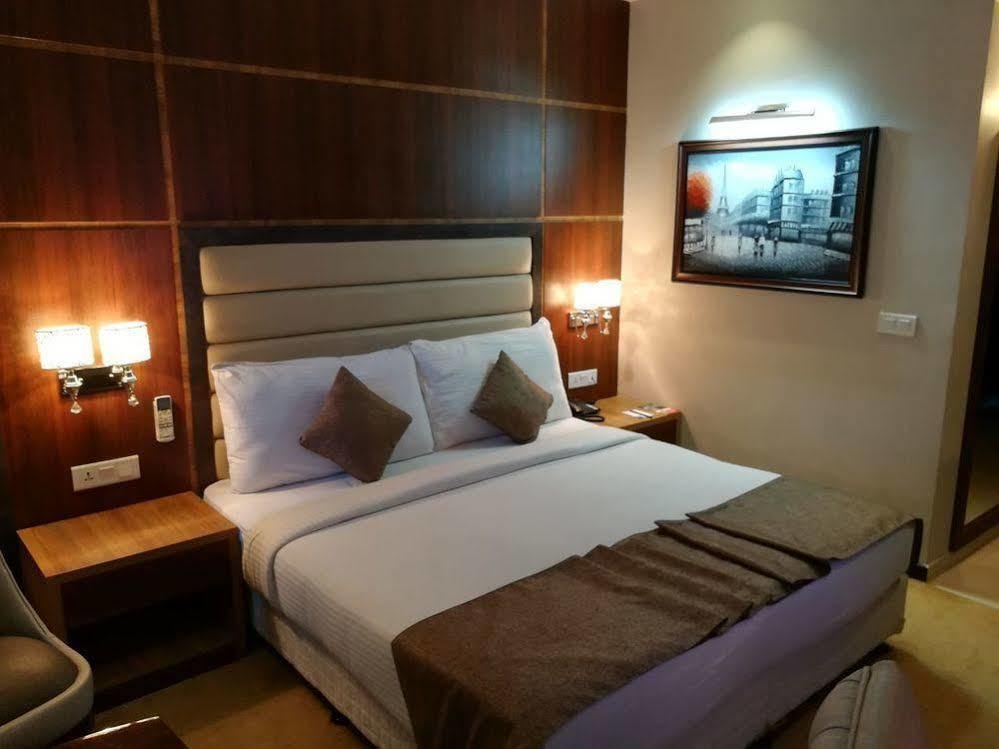 Hide Away Suites Noida Exteriör bild