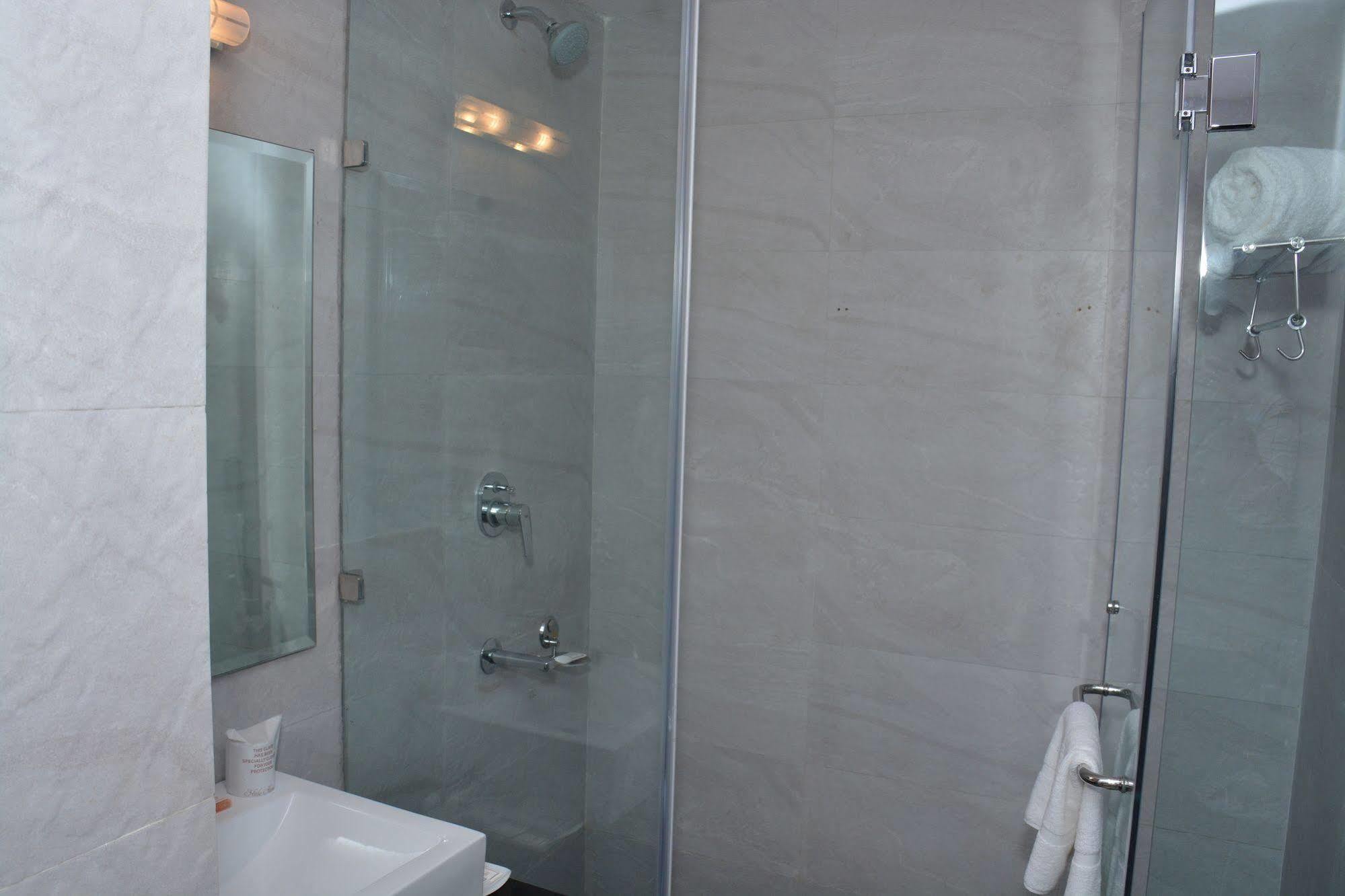 Hide Away Suites Noida Exteriör bild
