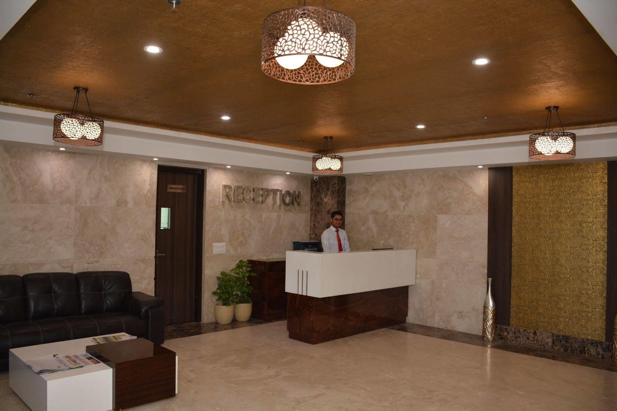 Hide Away Suites Noida Exteriör bild