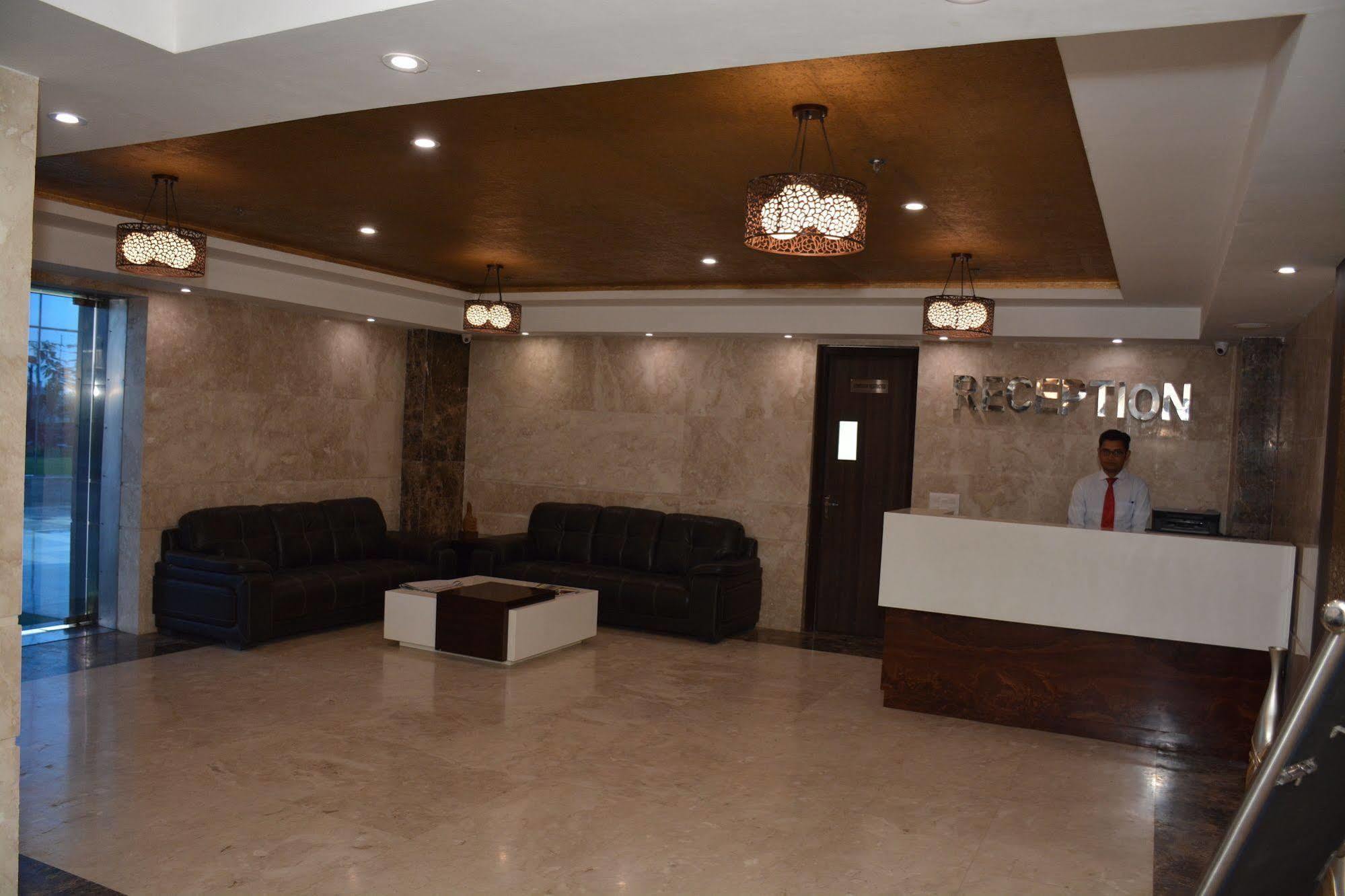 Hide Away Suites Noida Exteriör bild