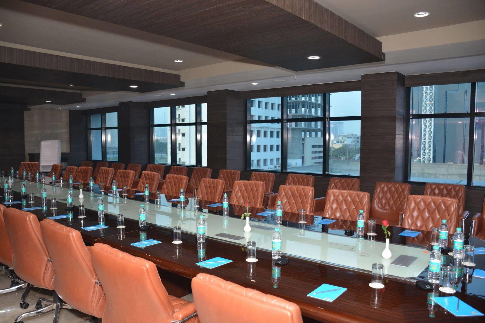 Hide Away Suites Noida Exteriör bild