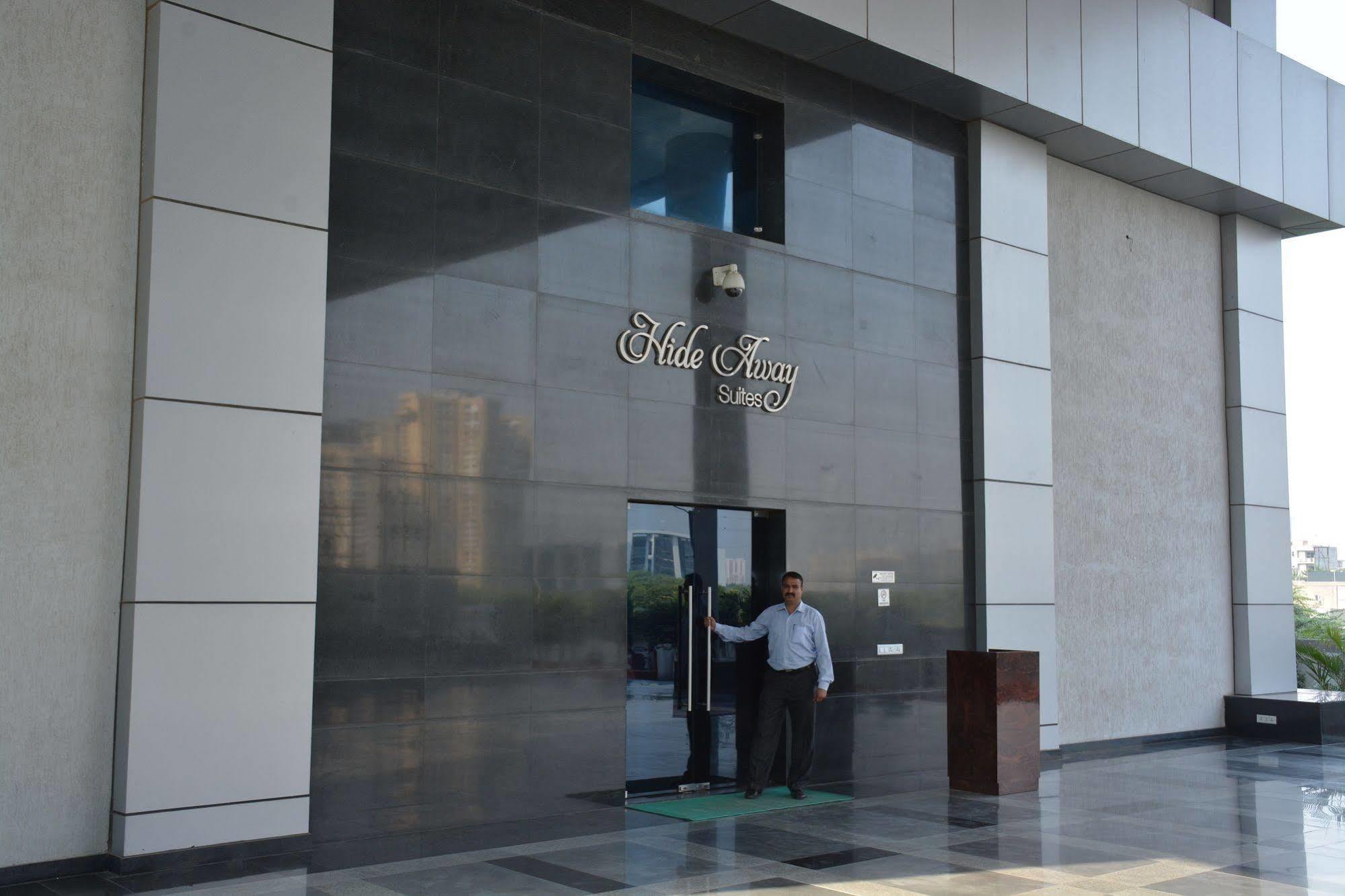 Hide Away Suites Noida Exteriör bild