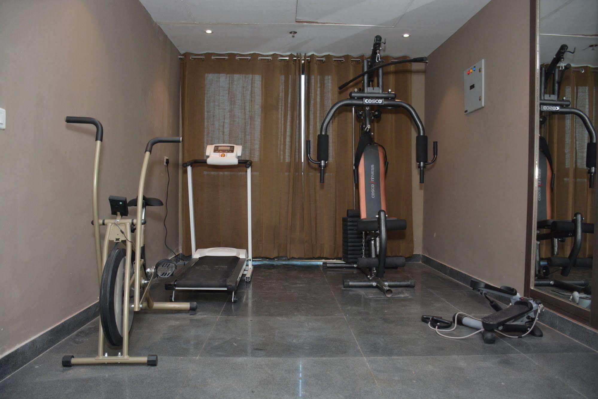Hide Away Suites Noida Exteriör bild