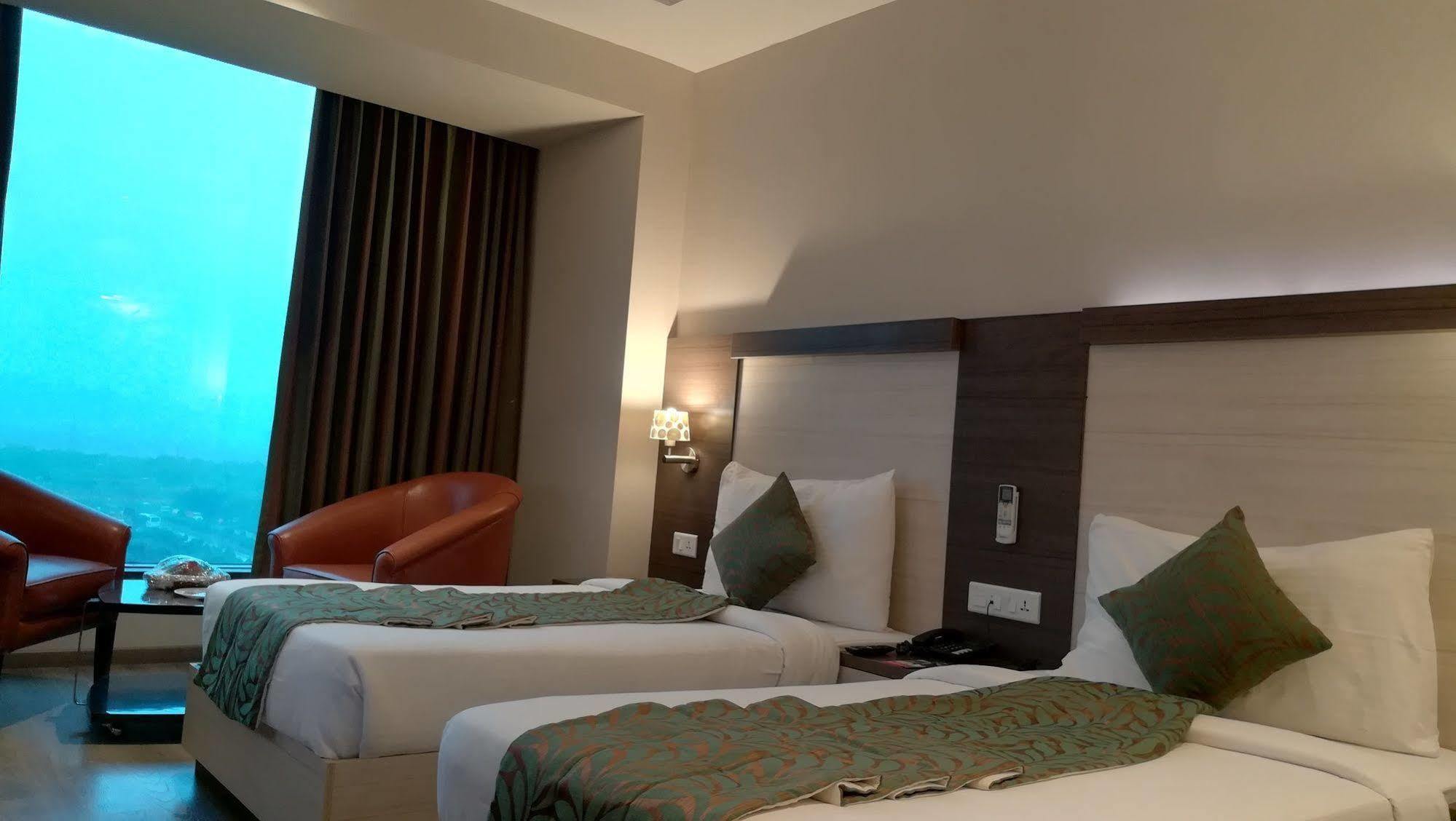 Hide Away Suites Noida Exteriör bild