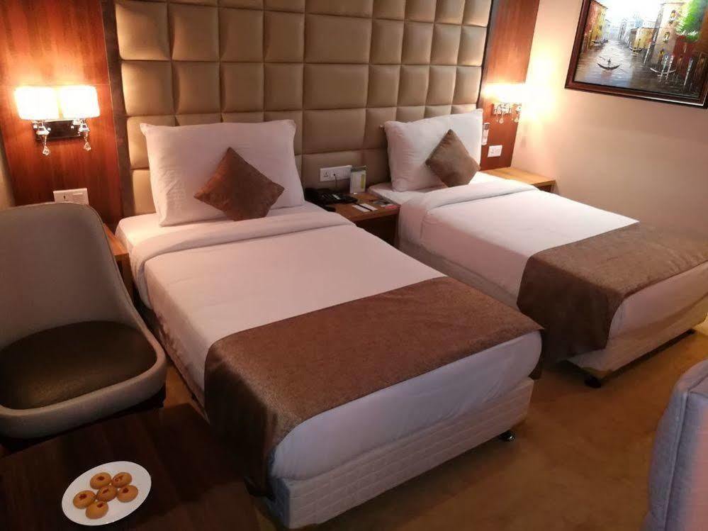 Hide Away Suites Noida Exteriör bild