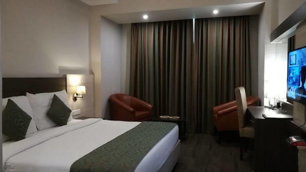 Hide Away Suites Noida Exteriör bild
