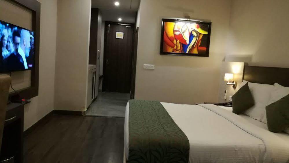 Hide Away Suites Noida Exteriör bild