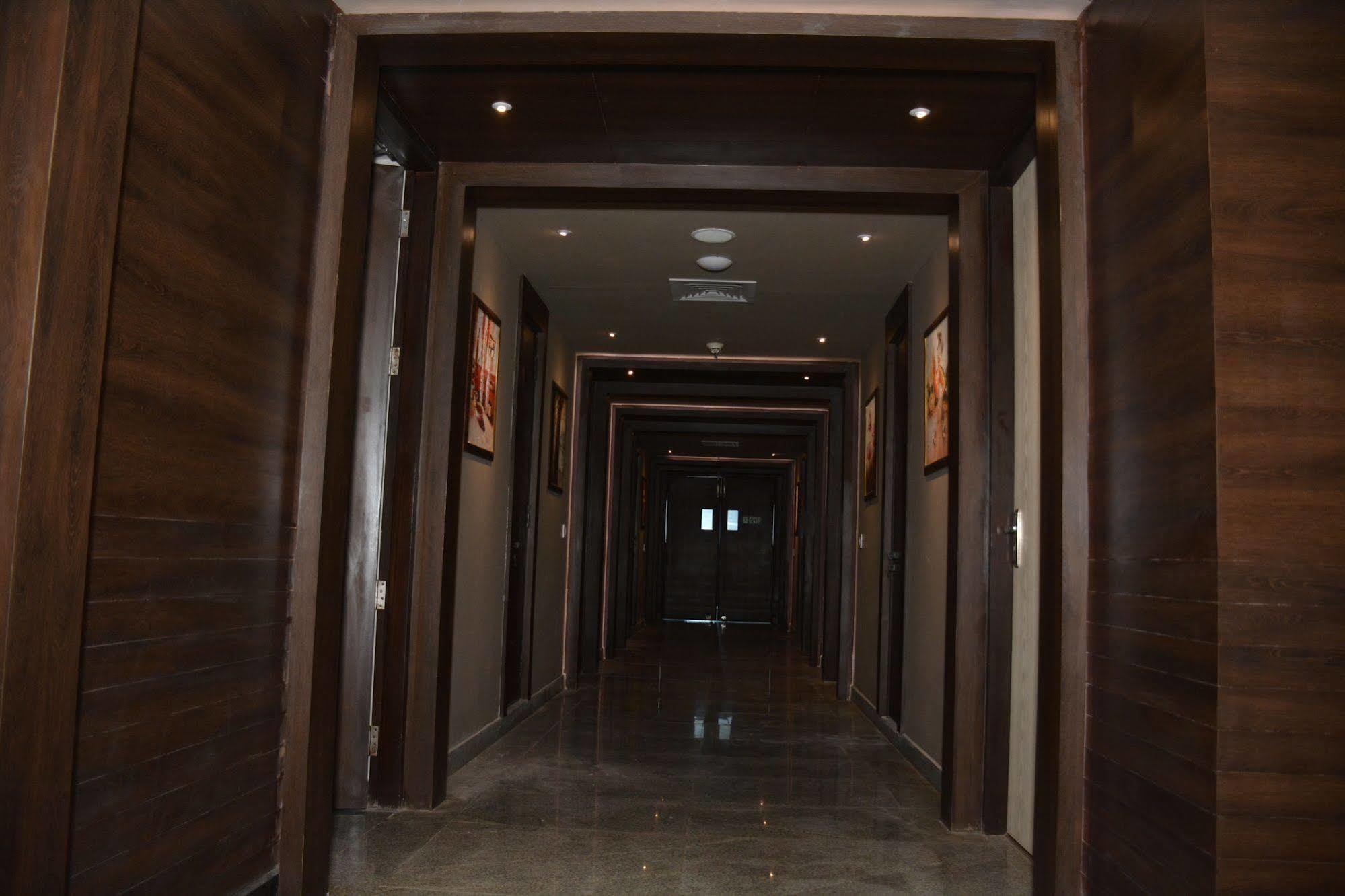 Hide Away Suites Noida Exteriör bild