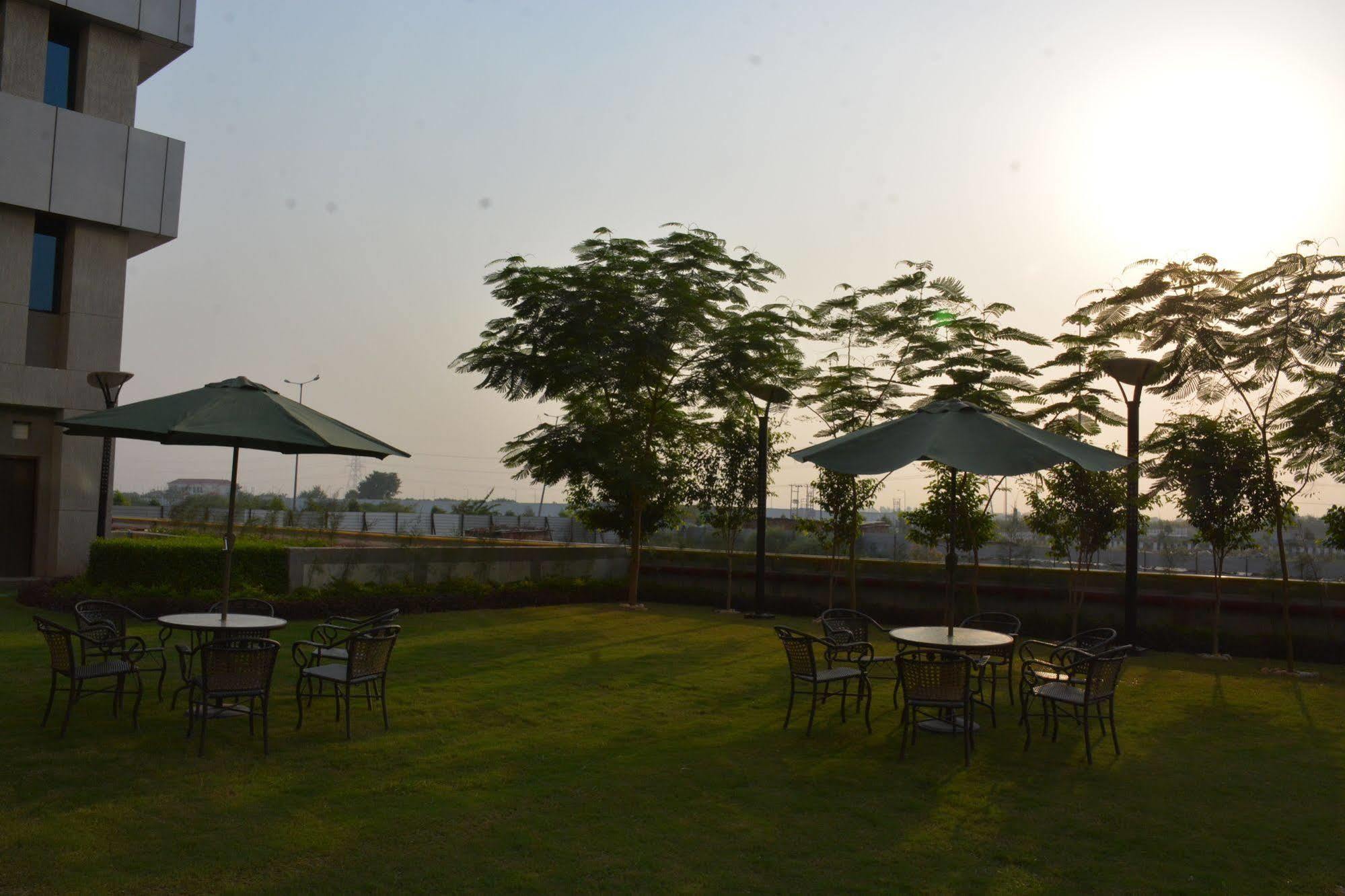 Hide Away Suites Noida Exteriör bild