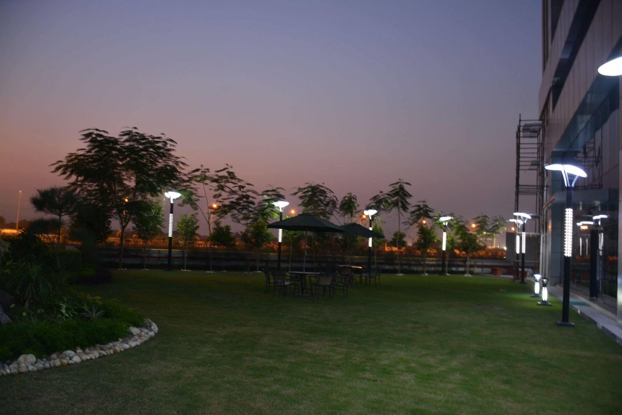 Hide Away Suites Noida Exteriör bild